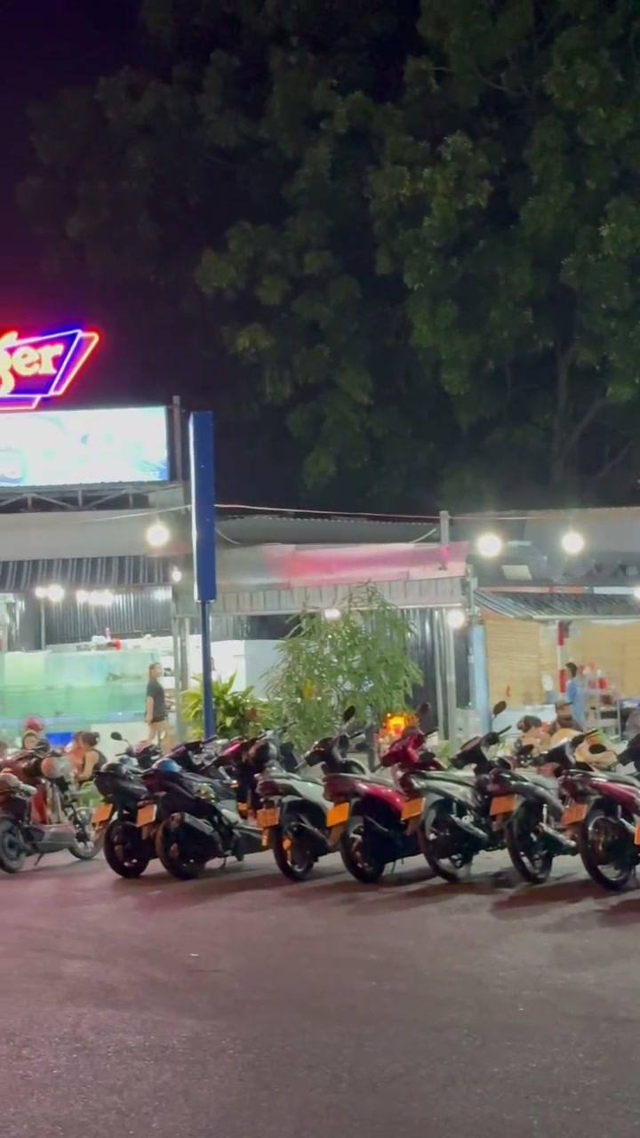 Để xe máy ngay trước quán — Hải Sản Góc 108