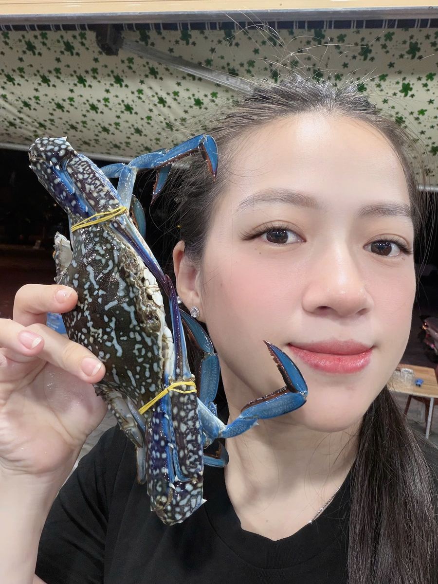 Ghẹ xanh còn sống tại Hải Sản Góc 108, quán hải sản Trần Nhật Duật, Nha Trang