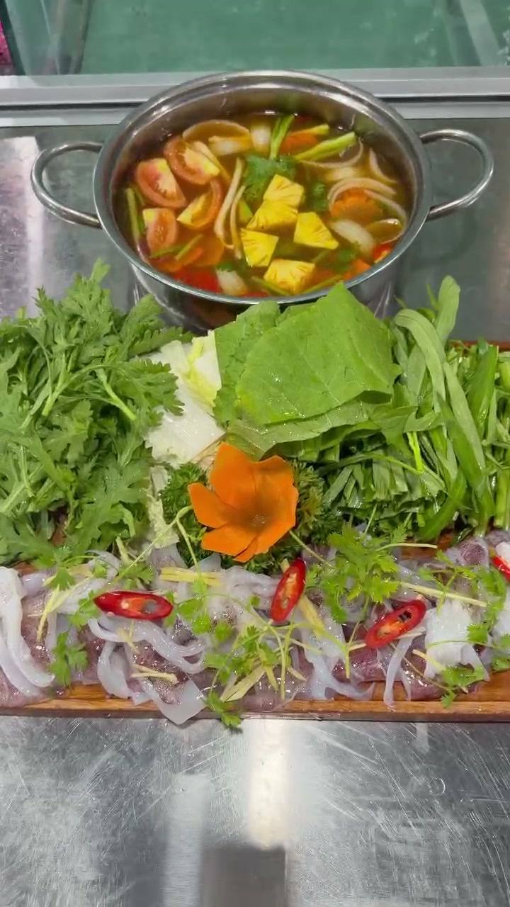 Lẩu mực trứng tại Hải Sản Góc 108 Nha Trang